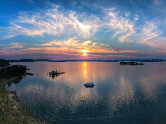 Beavers Bend Marina sunset image